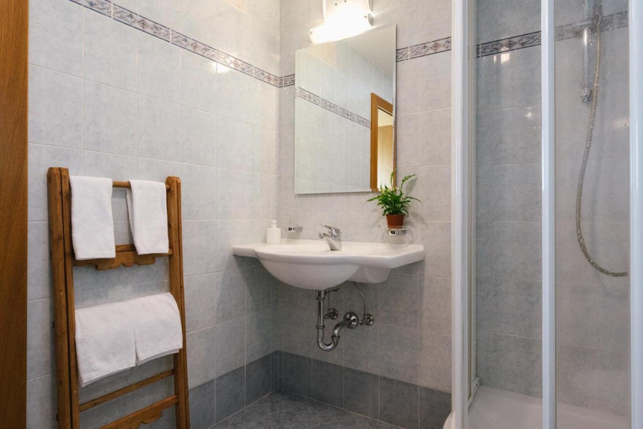 Zweibettzimmer mit Gemeinschaftsbad